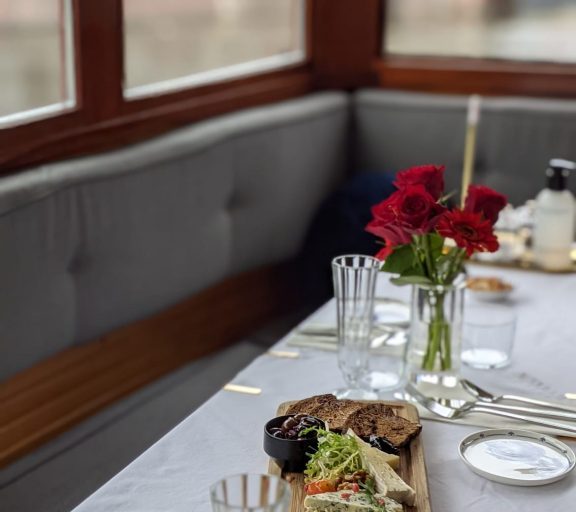 Proef de best bewaarde geheimen van Amsterdam: Ontdek het meest bijzondere floating restaurant van de stad