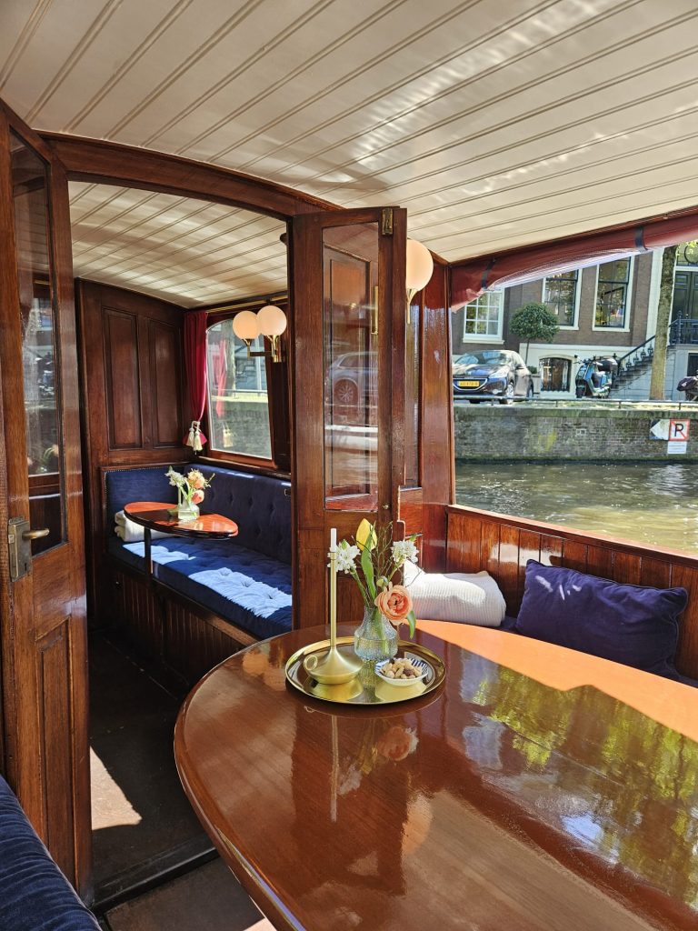 Ritz salonbootje amsterdam interieur