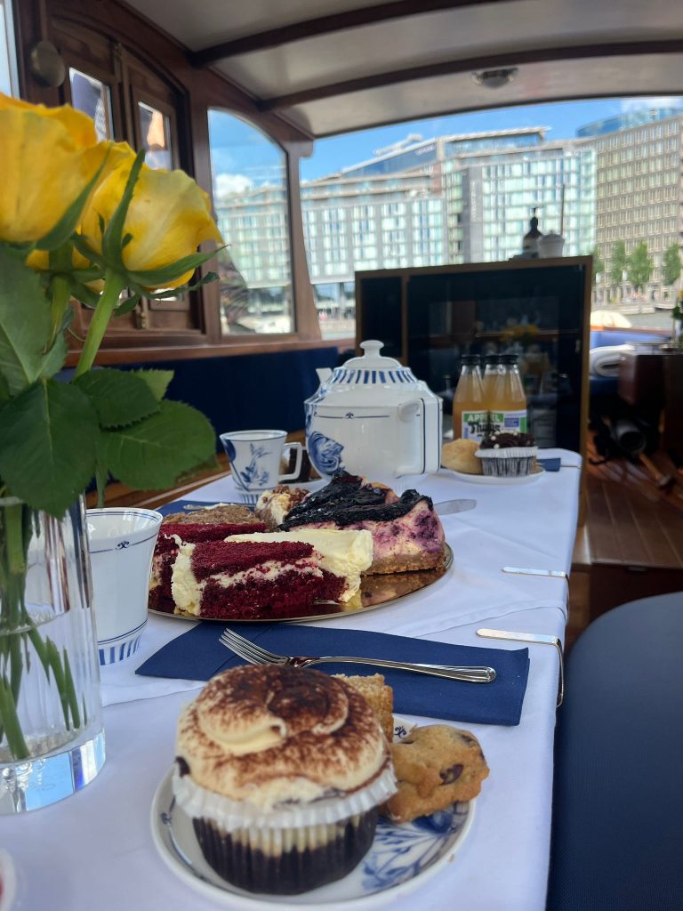 high tea rondvaart Amsterdam