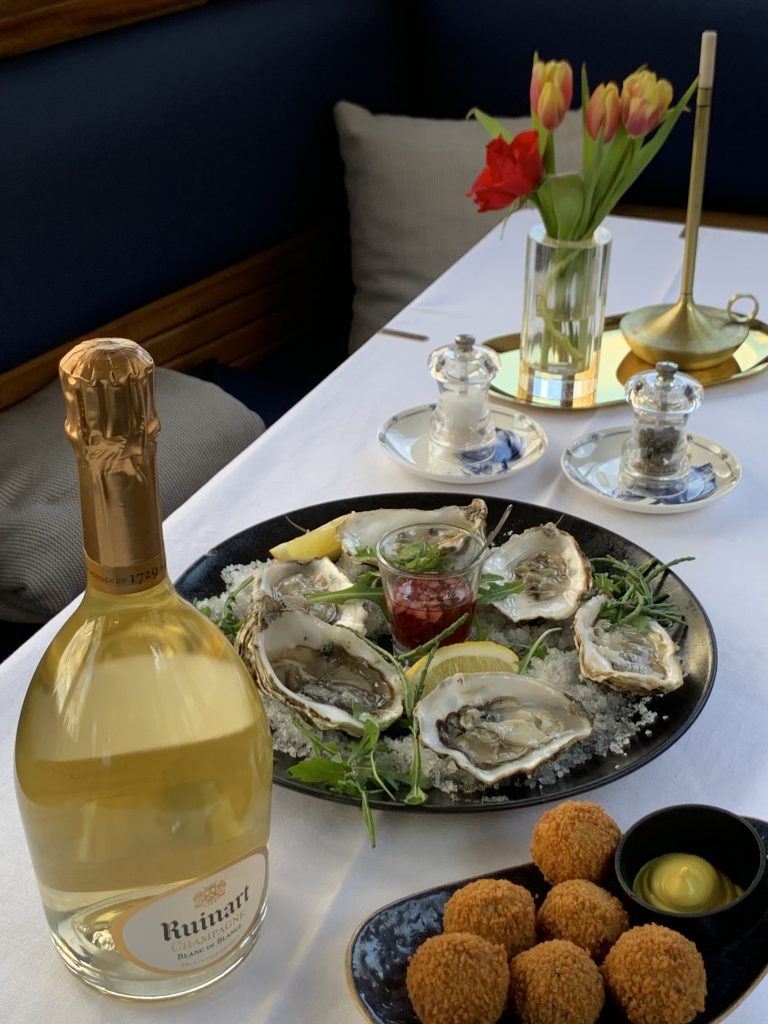 Champagne Lunch Cruise met onze privé Amsterdamse grachtenrondvaart